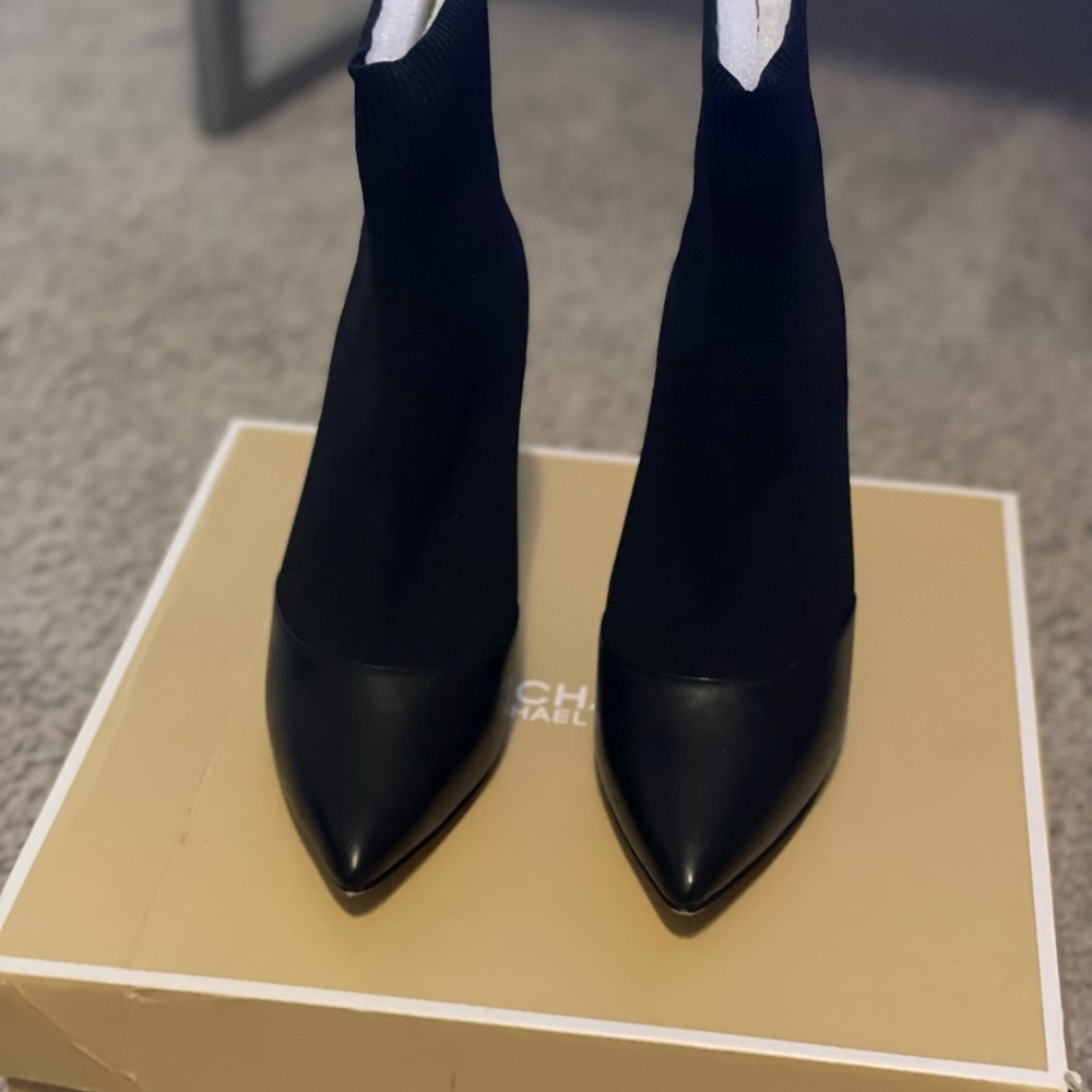 Michael Kors Classic Black Pumps - Picture 5 of 6